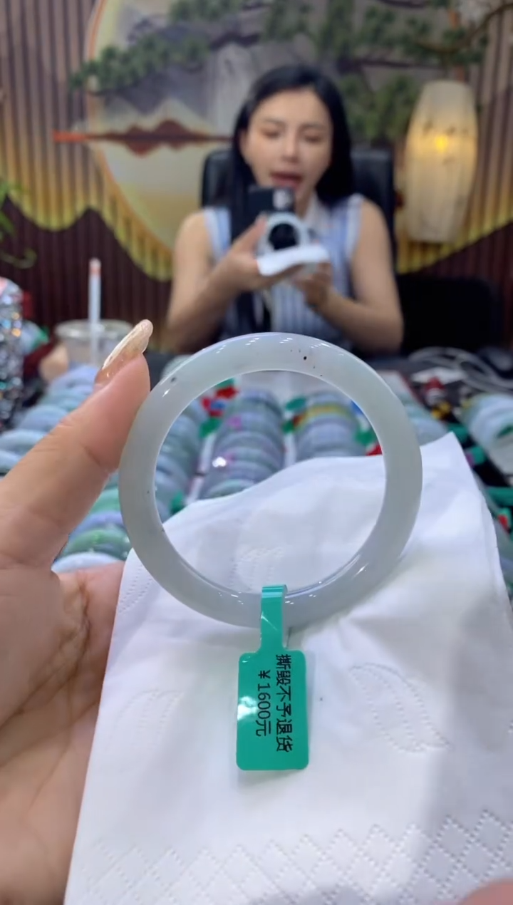 翡翠手镯未镶嵌多人04696