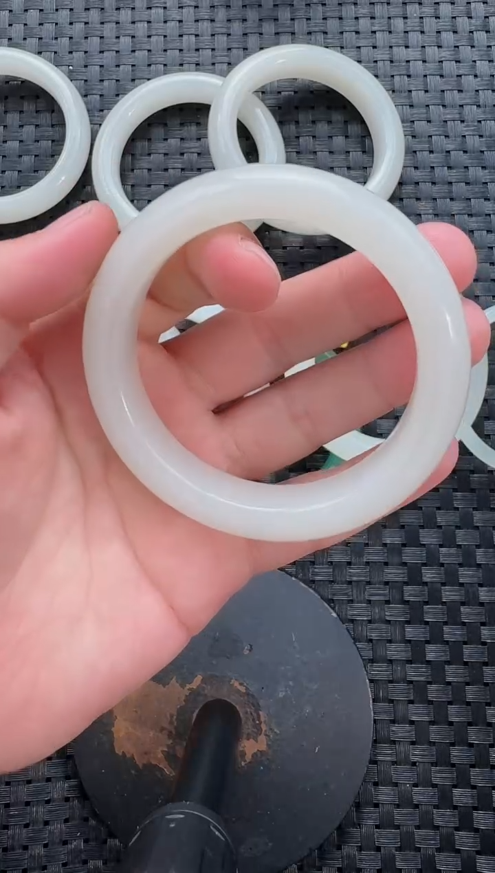 颈饰未镶嵌和田玉手镯