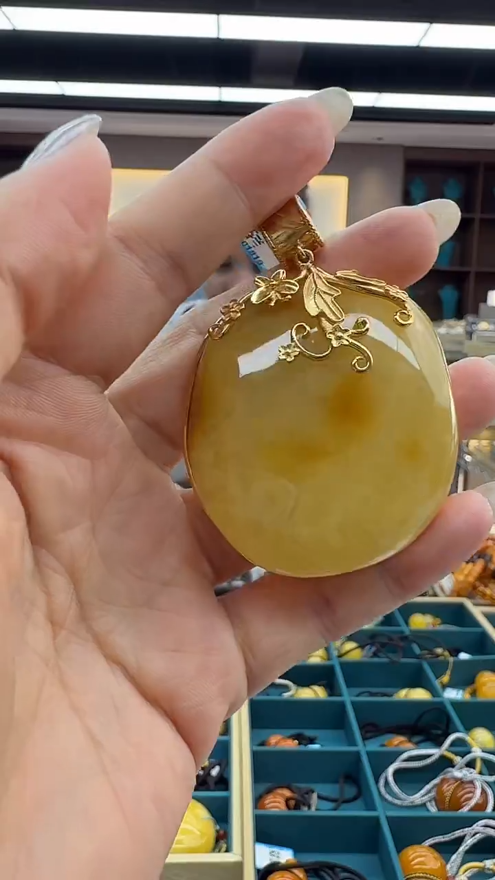 琥珀颈饰未镶嵌174秒拍号 假一罚三 