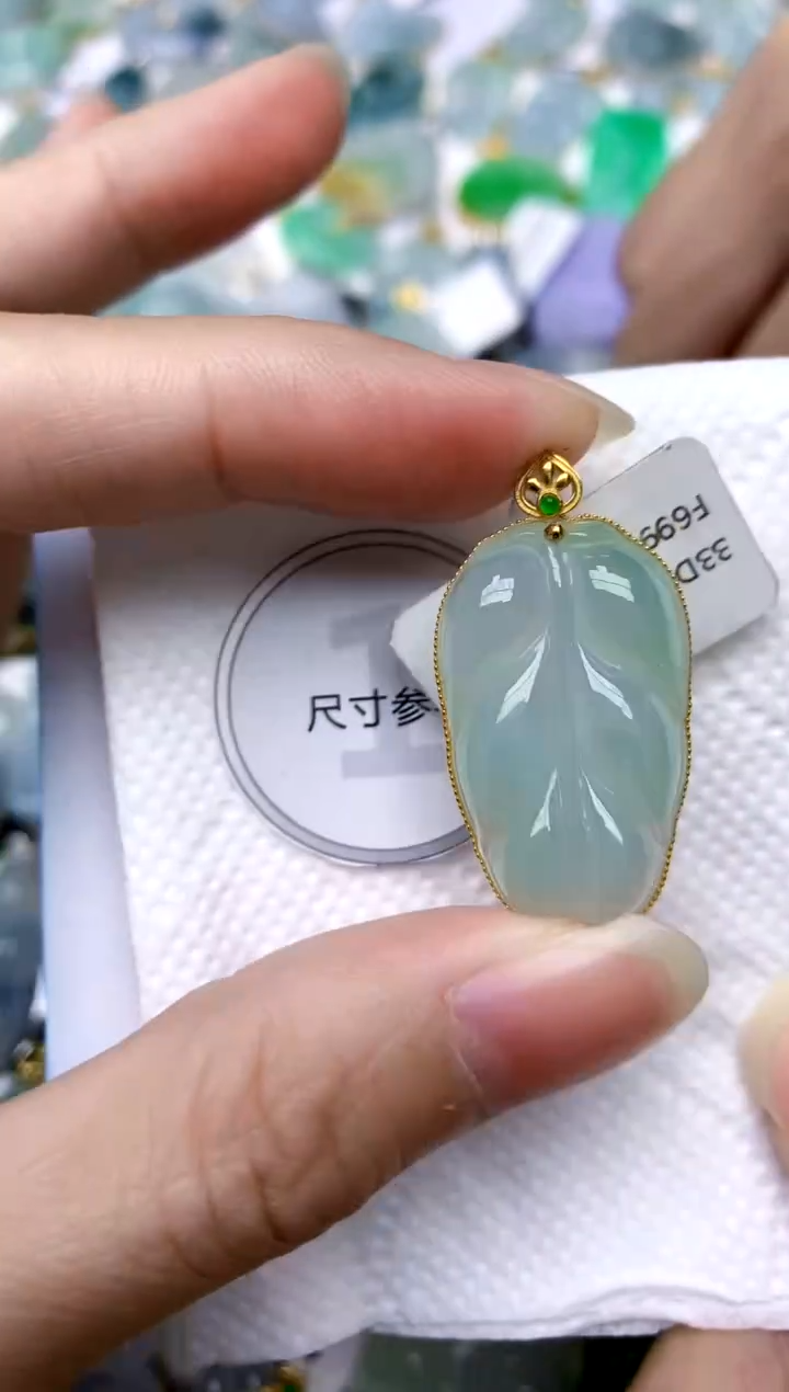颈饰18K金镶嵌翡翠天然A货翡翠