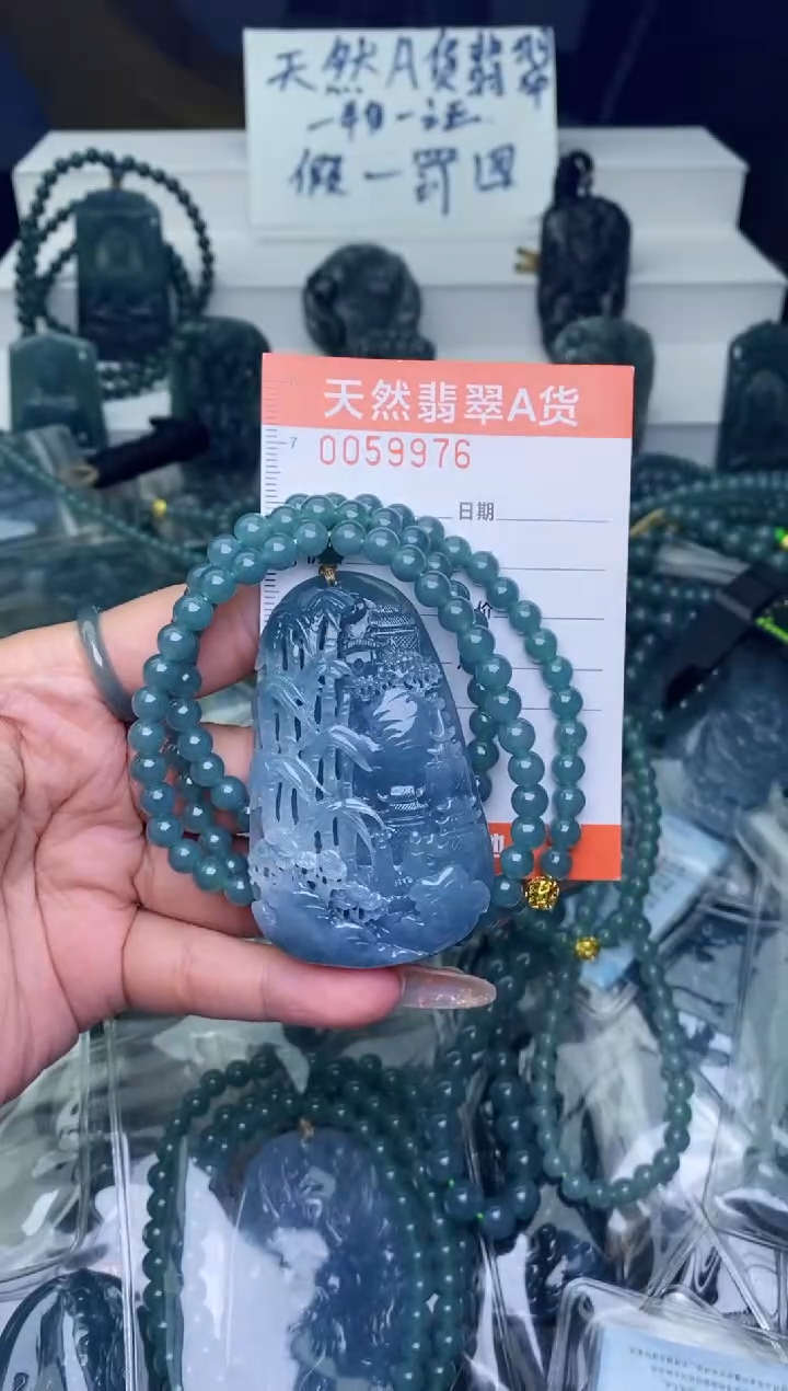 翡翠未镶嵌颈饰          