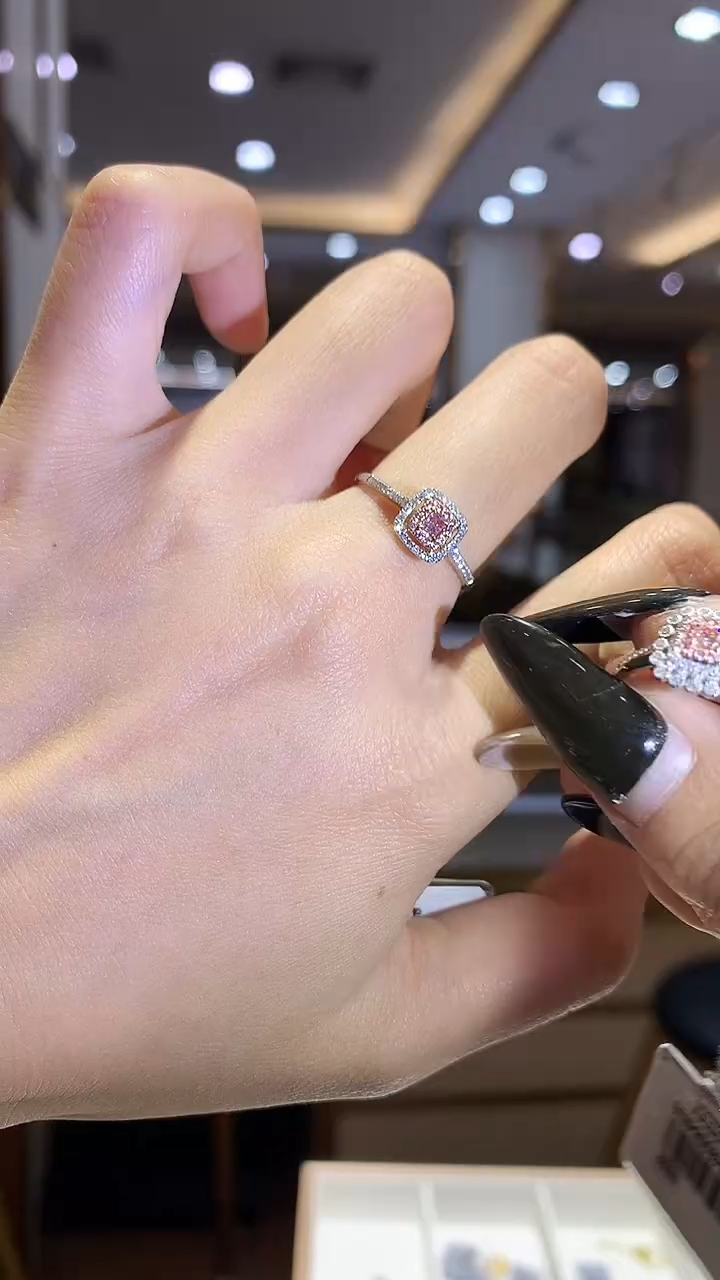 【闪购商品】钻石戒指18K金镶嵌粉钻戒指