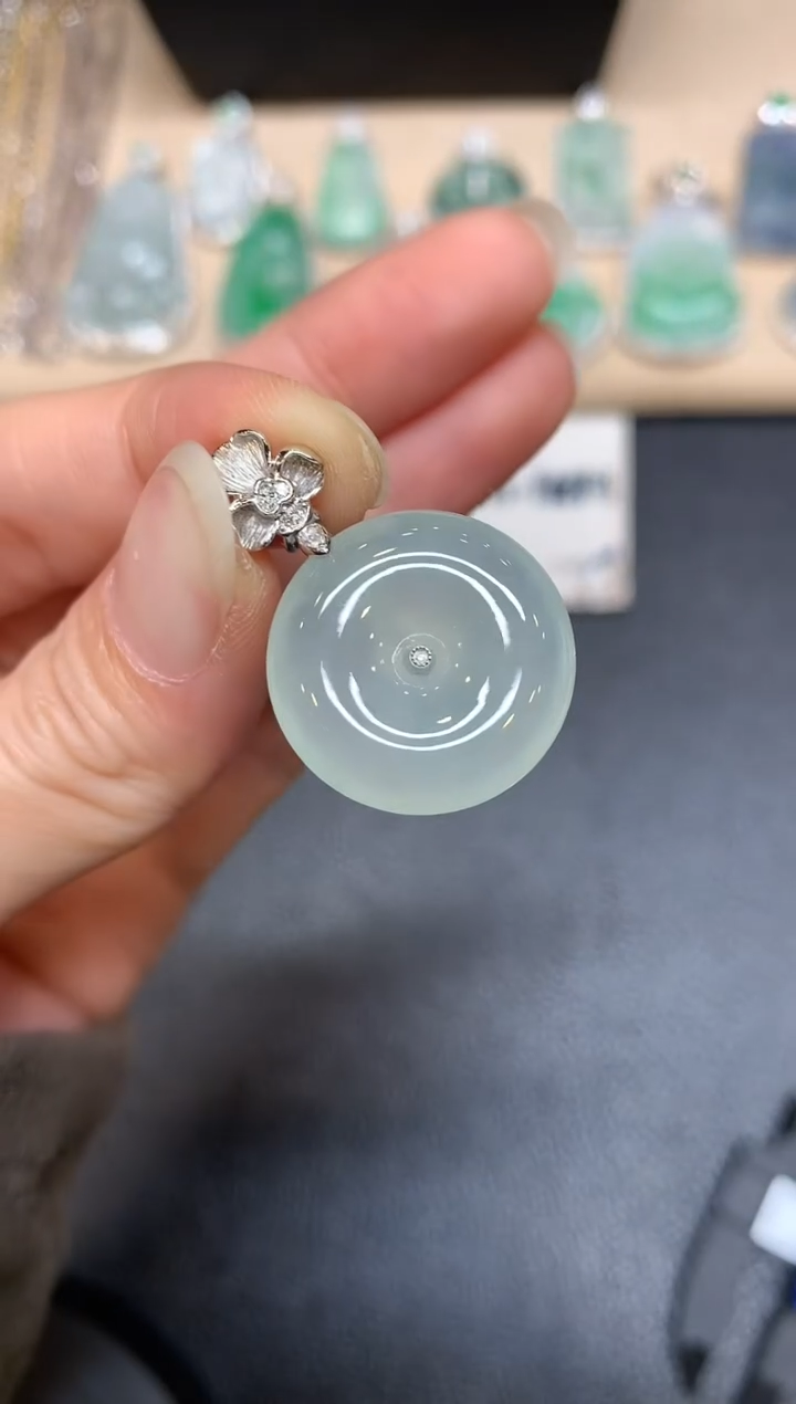 【闪购商品】翡翠颈饰18K金镶嵌平安扣【无服务费