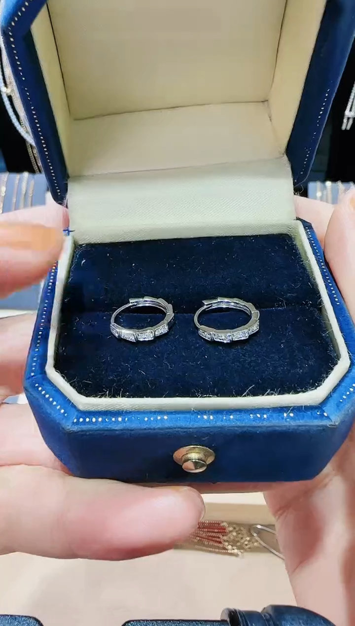 【闪购商品】钻石耳饰18K金镶嵌钻石蛇骨耳扣