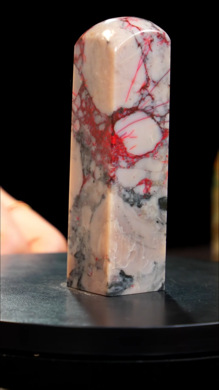 昌化石牛角冻鸡血石