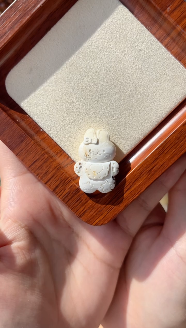 【闪购商品】蜜蜡裸石未镶嵌小兔子