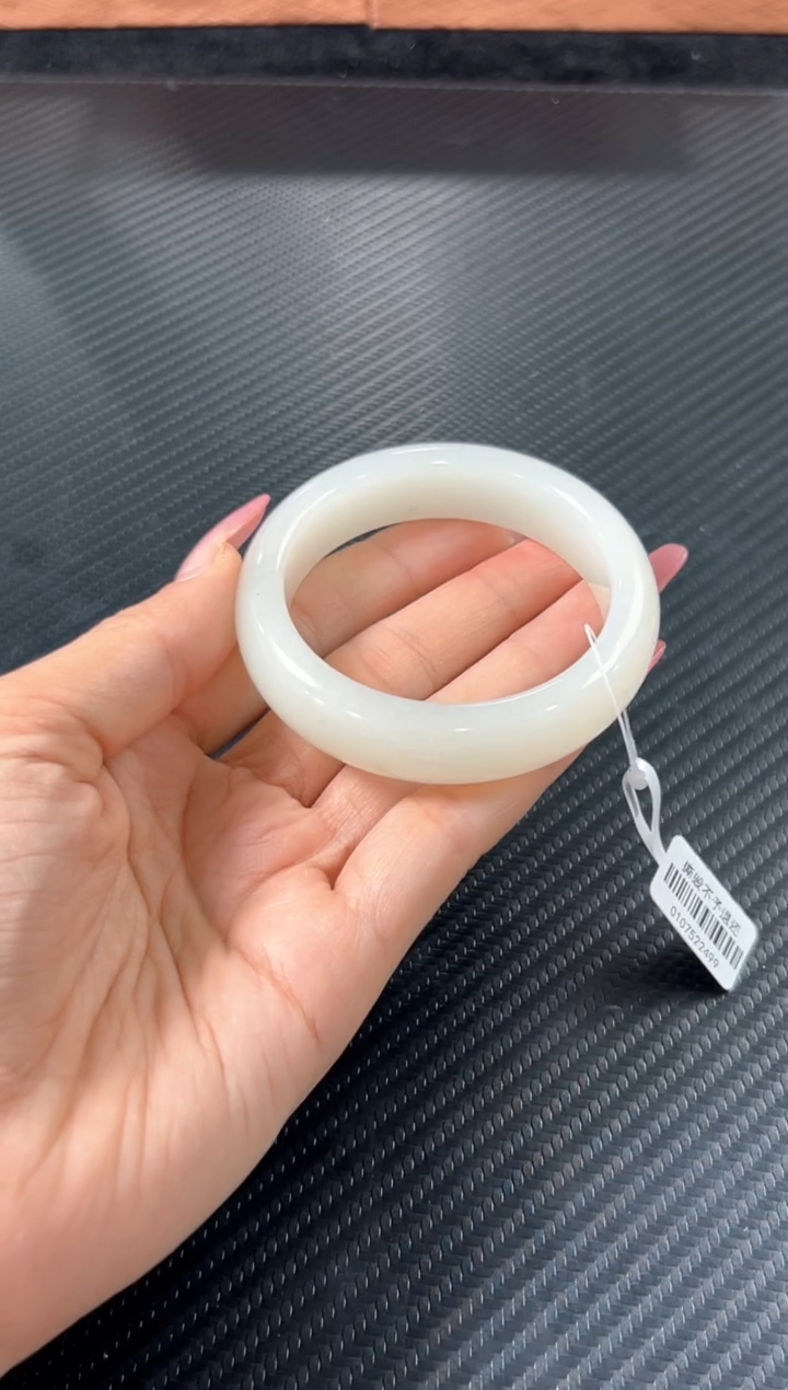 和田玉手镯未镶嵌黑山微色差54Ms