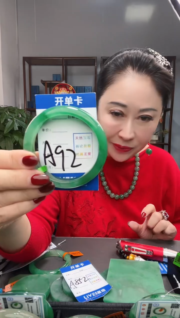 【闪购商品】石英质玉手镯未镶嵌1