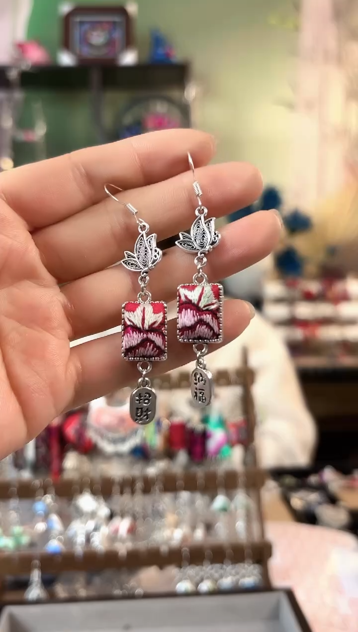 彩云南阁非遗老绣苗银饰品680