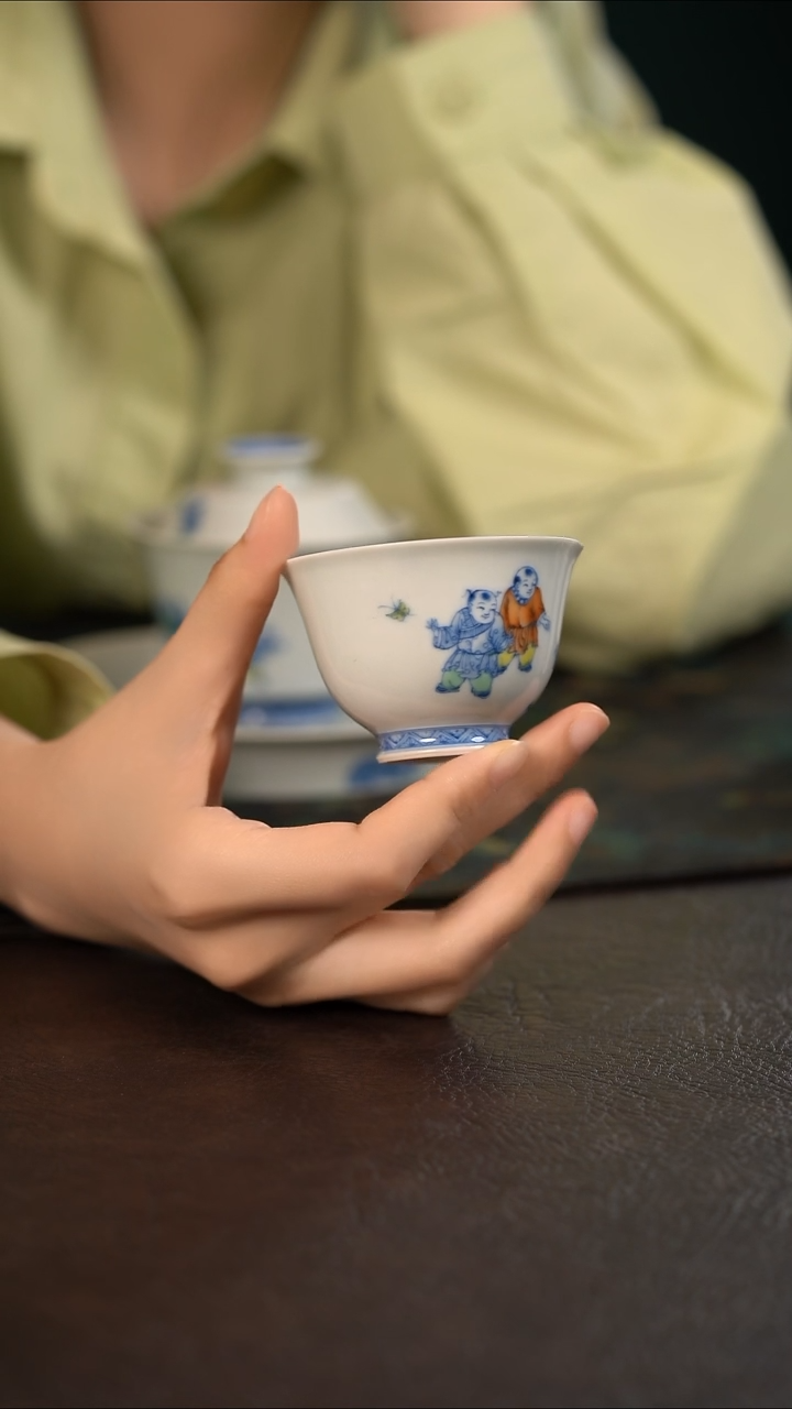 杯聚澜堂斗彩童子扑蝶撇口杯