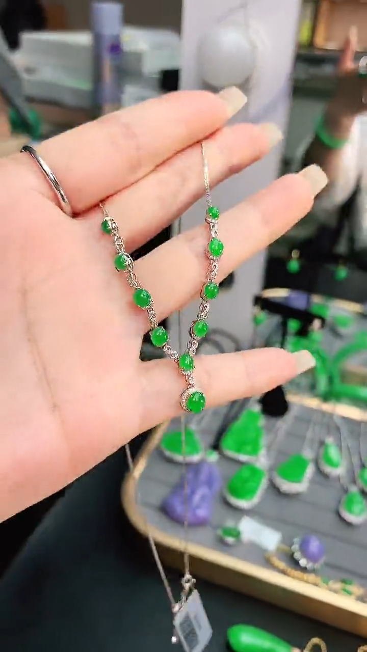 颈饰18K金镶嵌翡翠赠礼盒证书