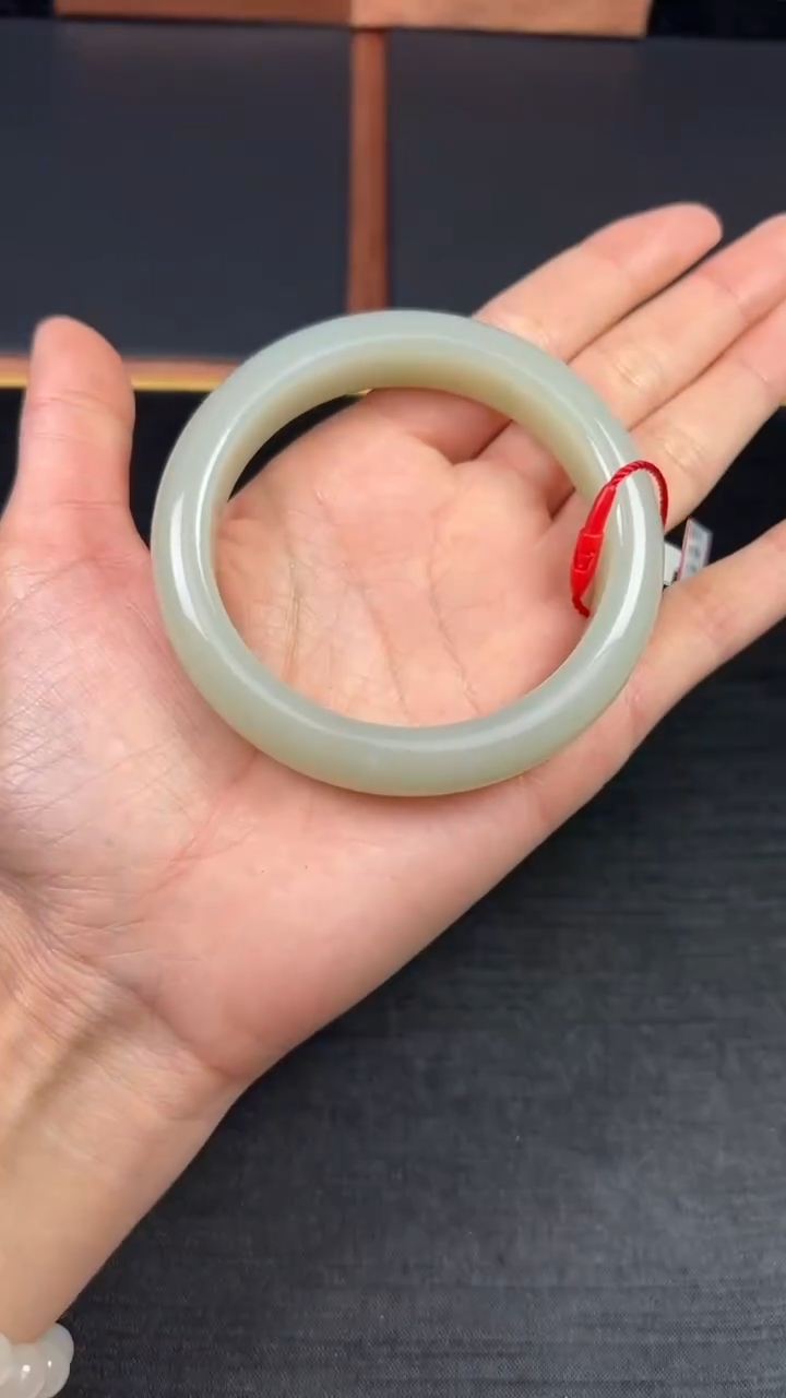 【闪购商品】和田玉手镯未镶嵌且末微色差近矿59+