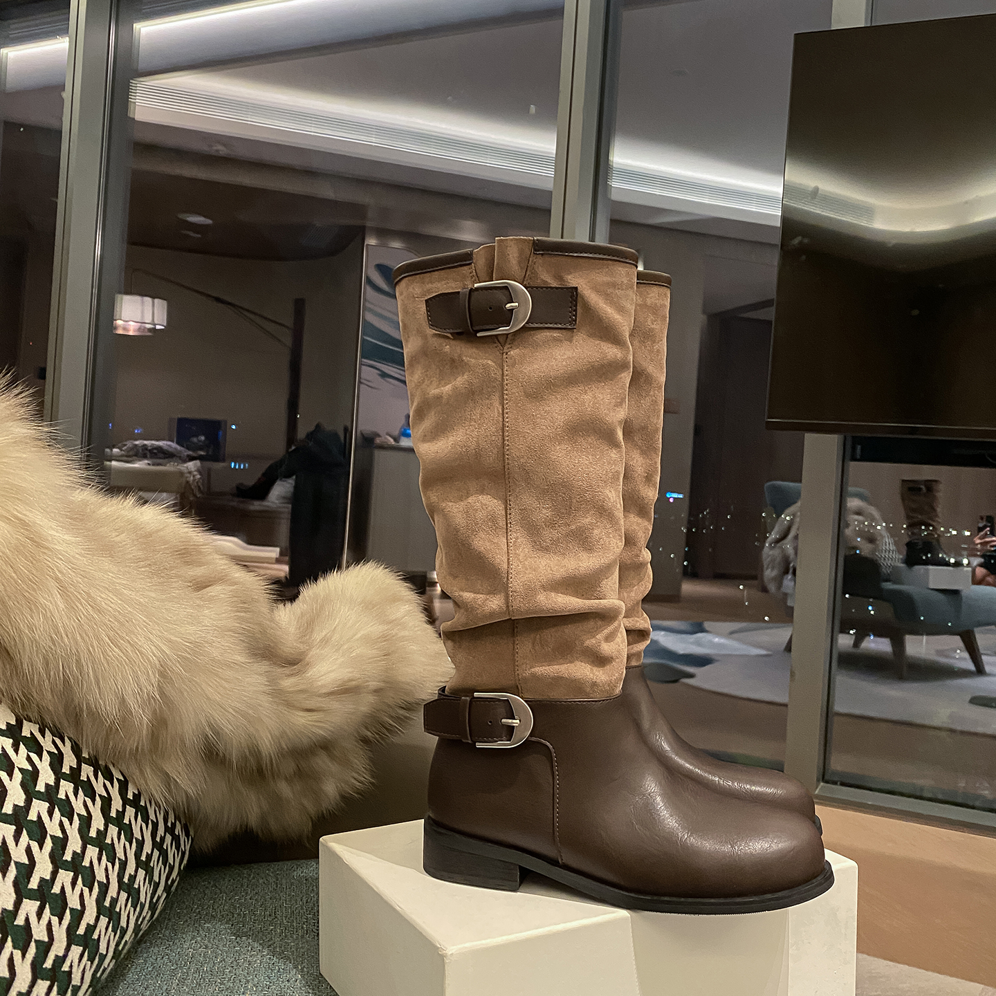 马思纯同款~增高4cm时髦扣带圆头拼接粗跟骑士长筒靴女堆堆靴