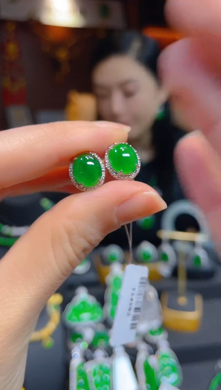 【闪购商品】翡翠耳饰18K金镶嵌114182天然A货翡翠蛋面耳钉