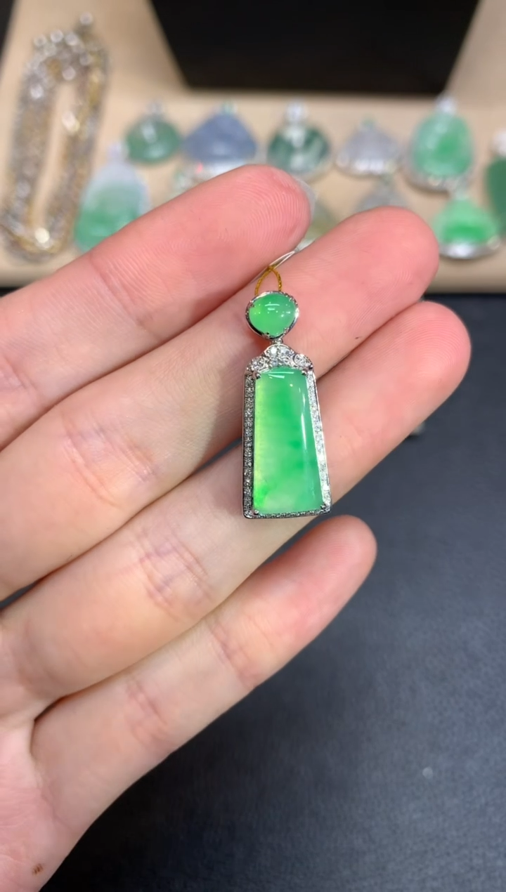 【闪购商品】翡翠颈饰18K金镶嵌无事牌【无服务费】