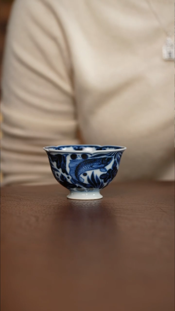 元青花鱼藻纹花口杯