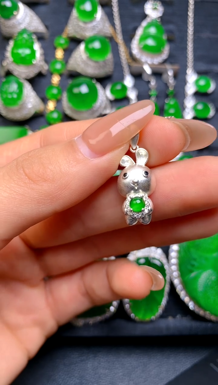 【闪购商品】翡翠吊坠(赠链)未镶嵌小吊坠