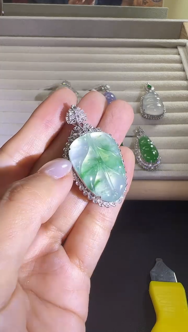 颈饰18K金镶嵌翡翠KLIJ1206-017