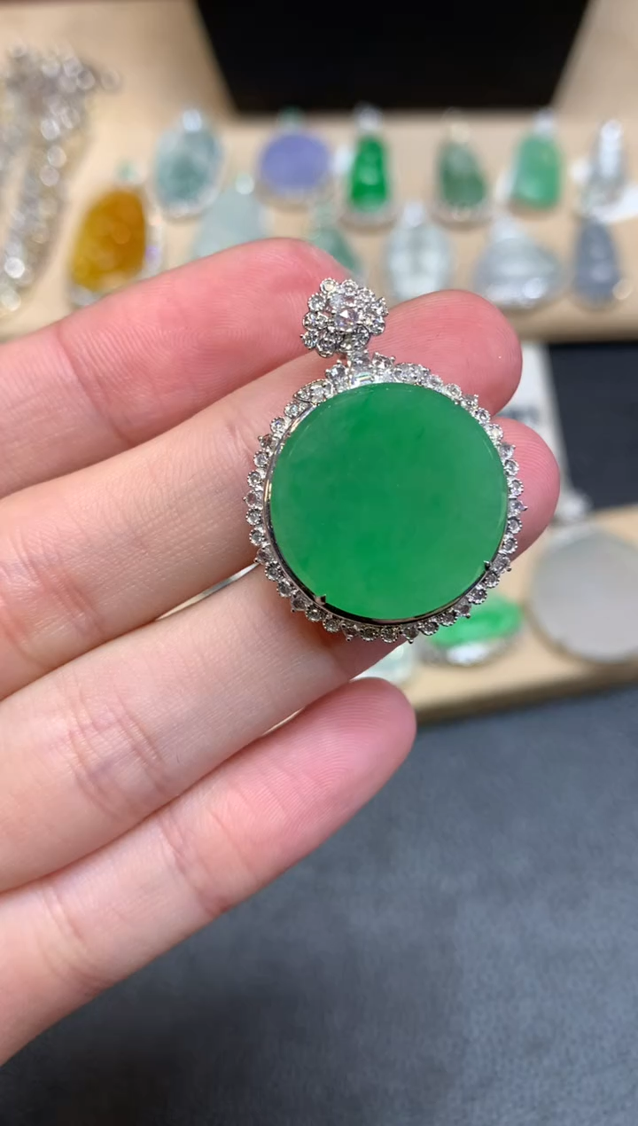 【闪购商品】翡翠颈饰18K金镶嵌无事牌【无服务费】