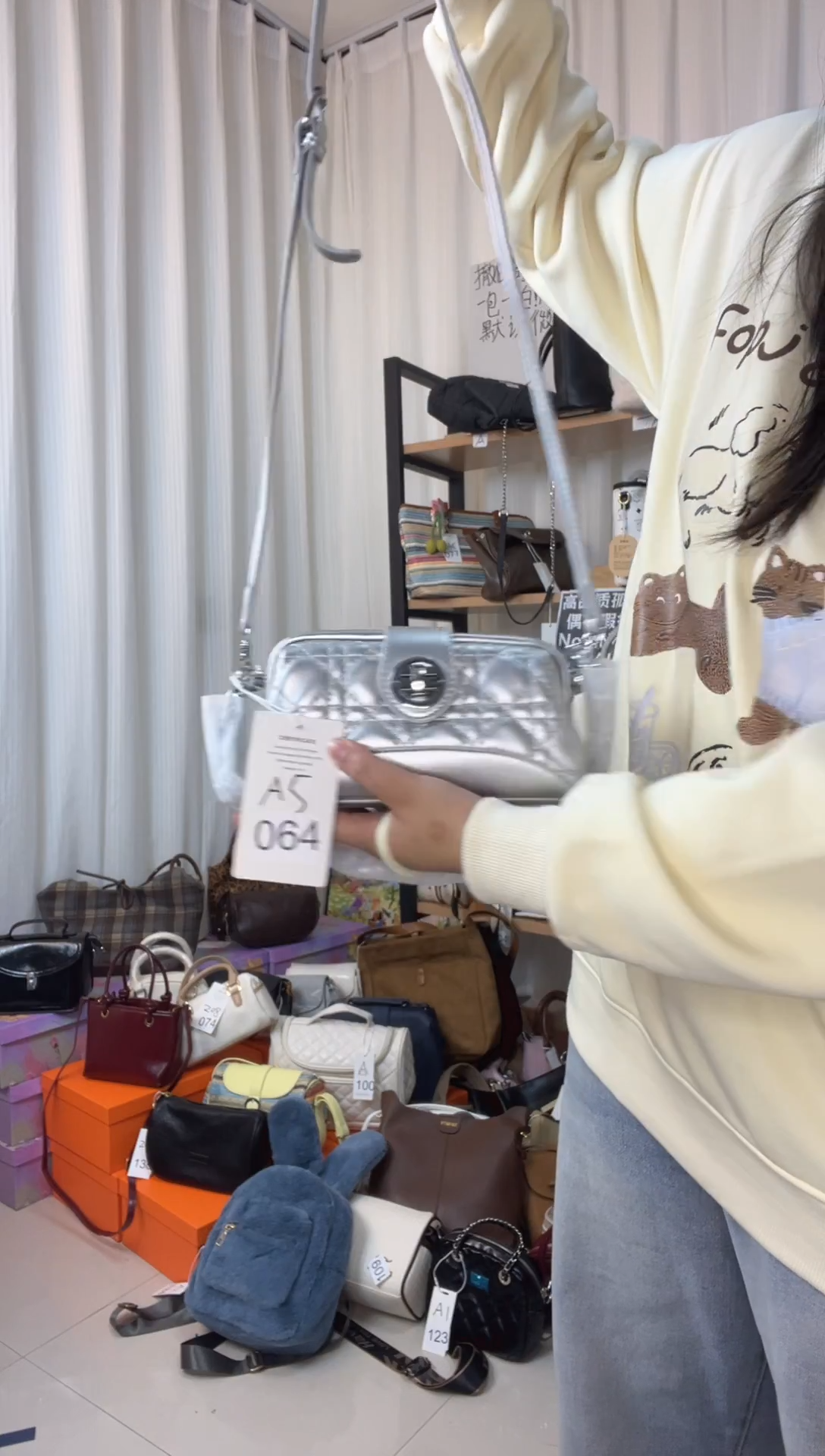 PU064银色斜挎包