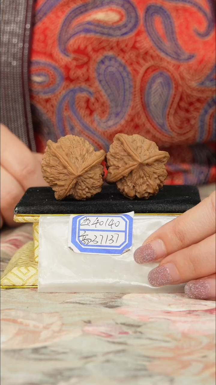【闪购商品】文玩核桃把件红狮子头三棱