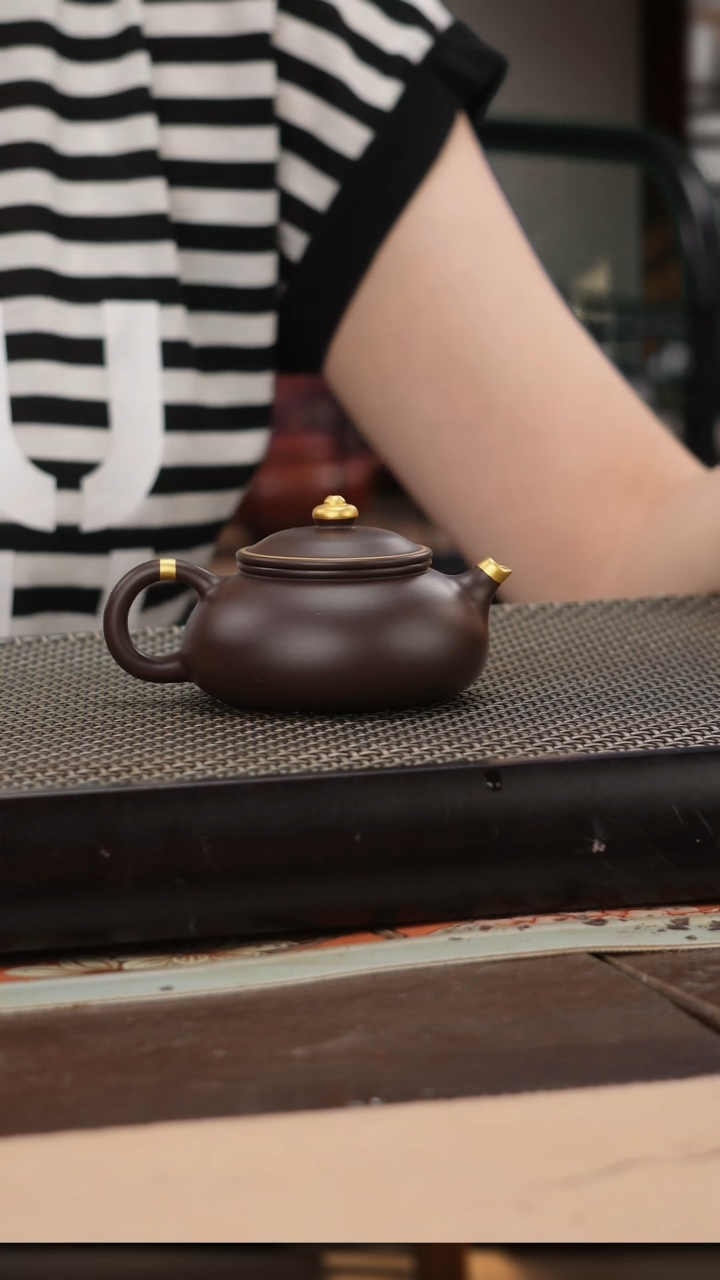 茶壶紫砂四号井茄皮紫泥描金寒江130cc