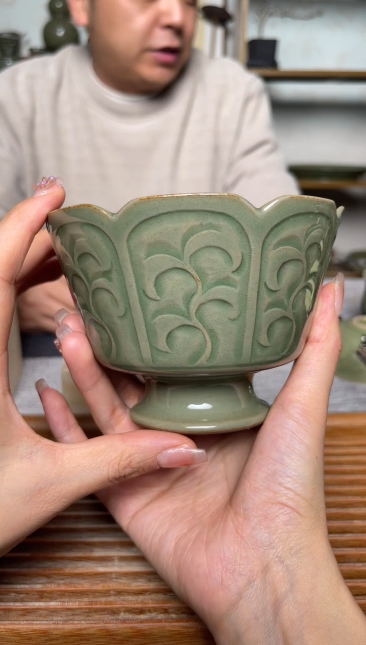 【闪购商品】其他纯手工秘色唐草纹花口温碗