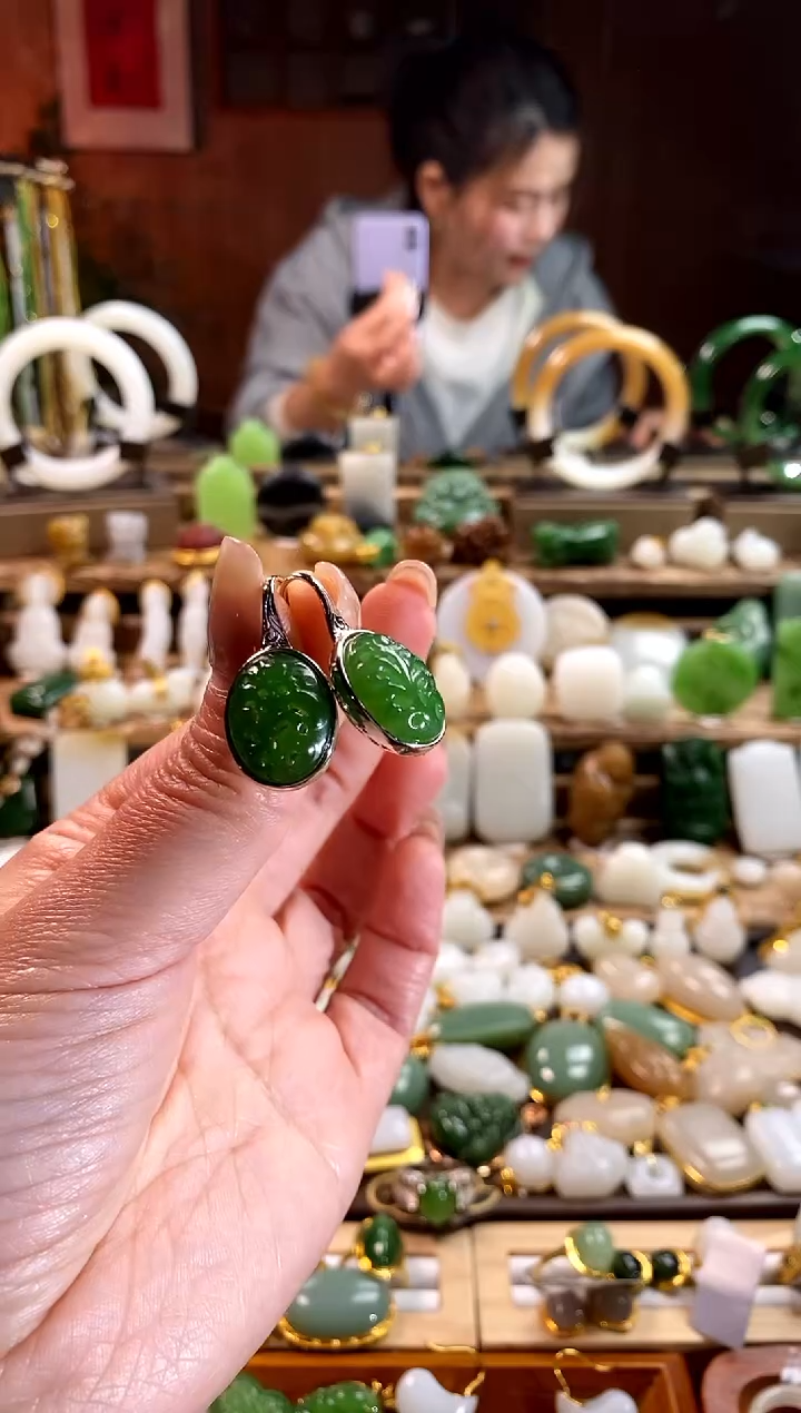 【闪购商品】和田玉耳饰银S925镶嵌。