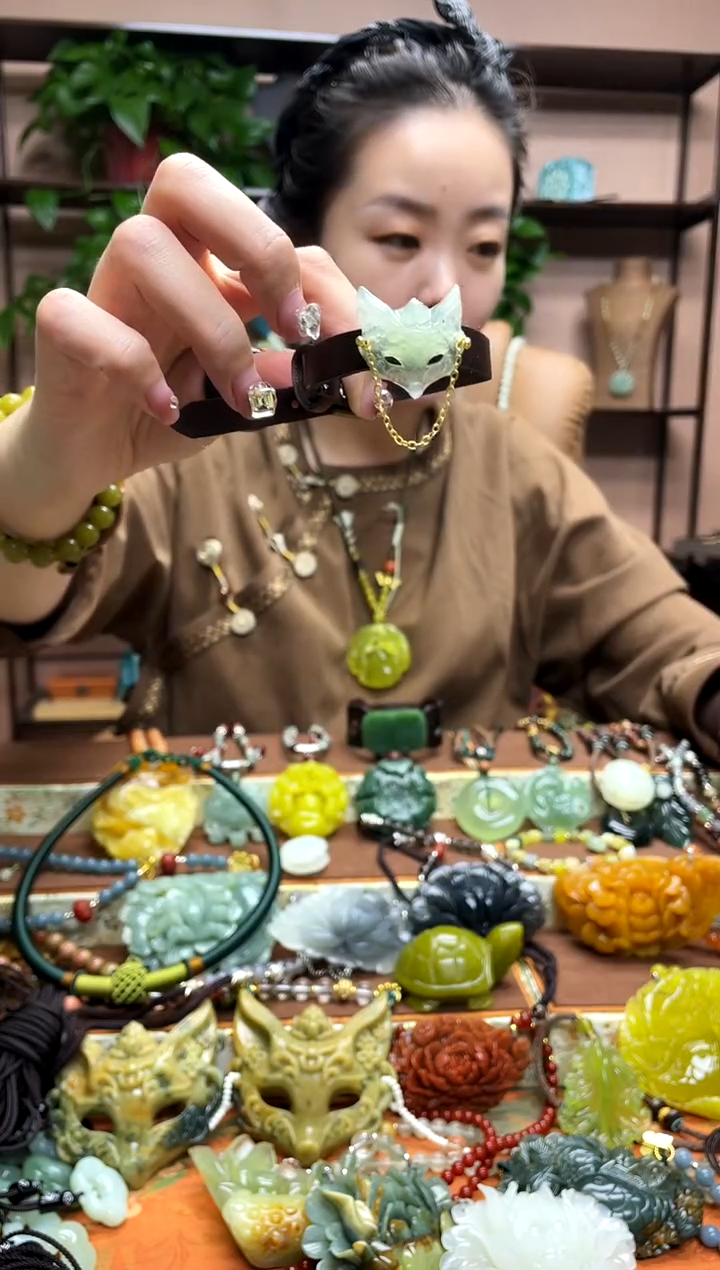 未镶嵌岫玉颈饰多样性发货发其中之一