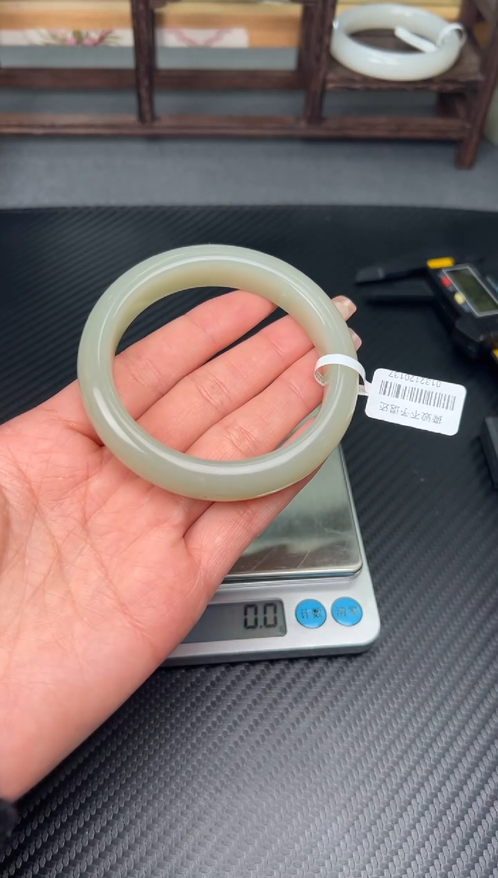 未镶嵌手镯和田玉且末微色差近矿59+K