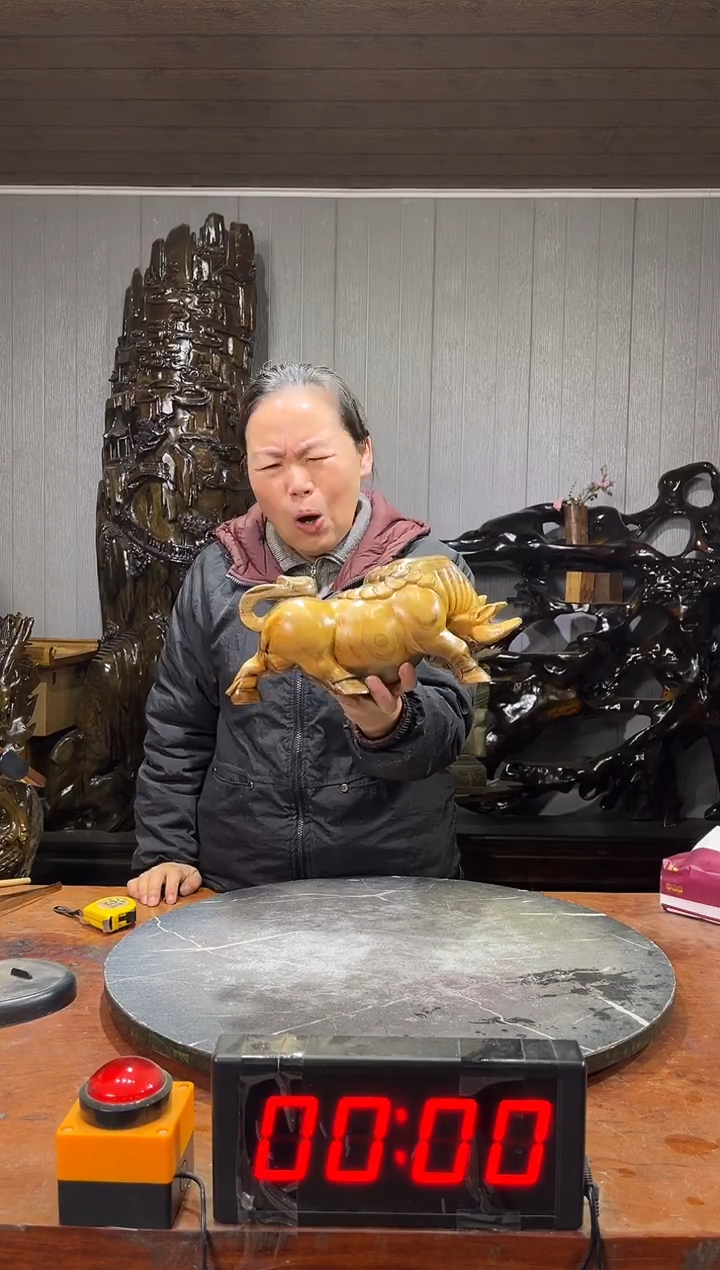 金丝楠.****.新料斗牛摆件