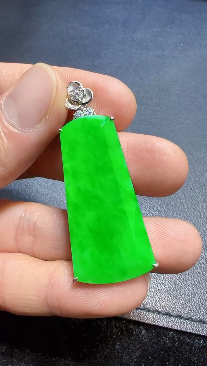 【闪购商品】翡翠吊坠(不含链)18K金镶嵌阳绿无事牌吊坠