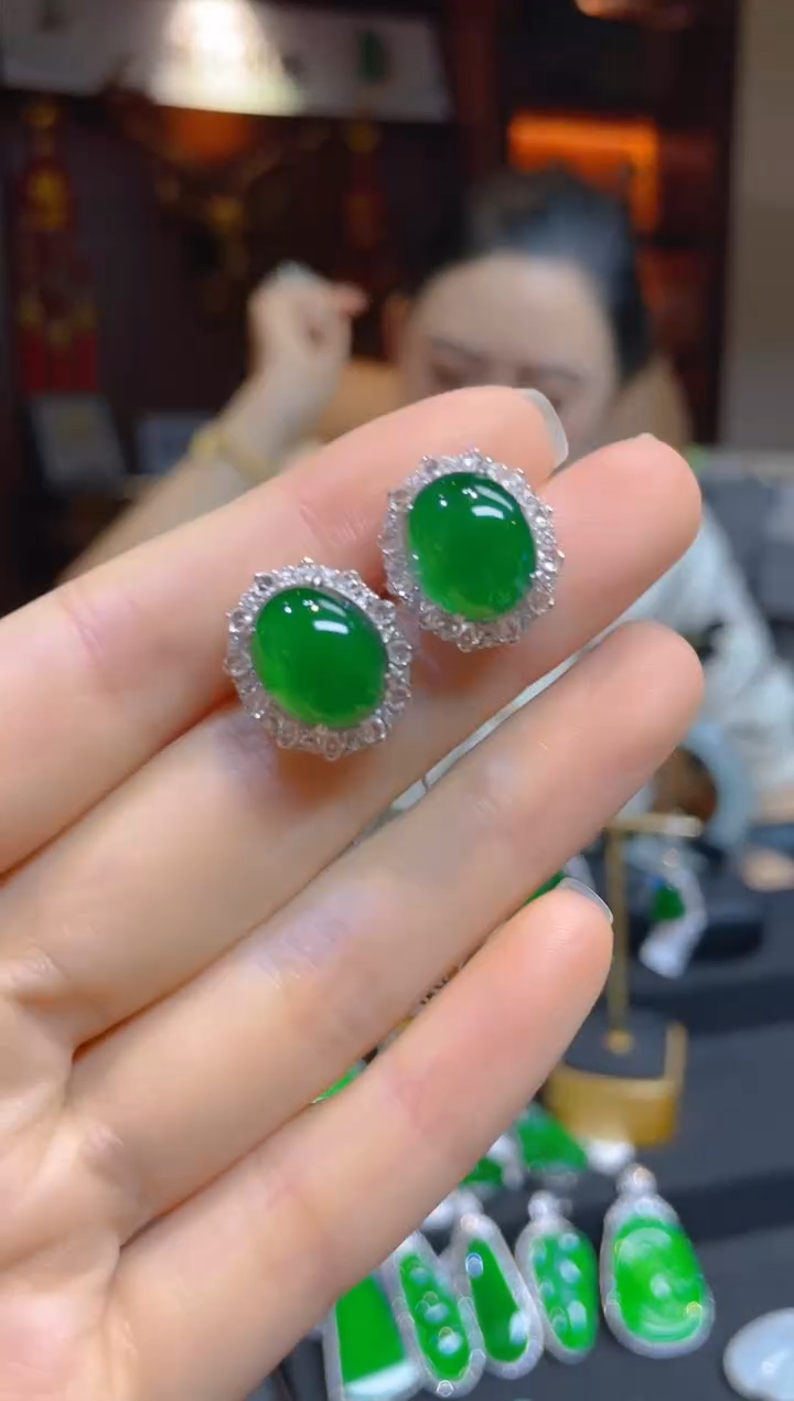 【闪购商品】翡翠耳饰18K金镶嵌118624天然A货翡翠蛋面耳钉