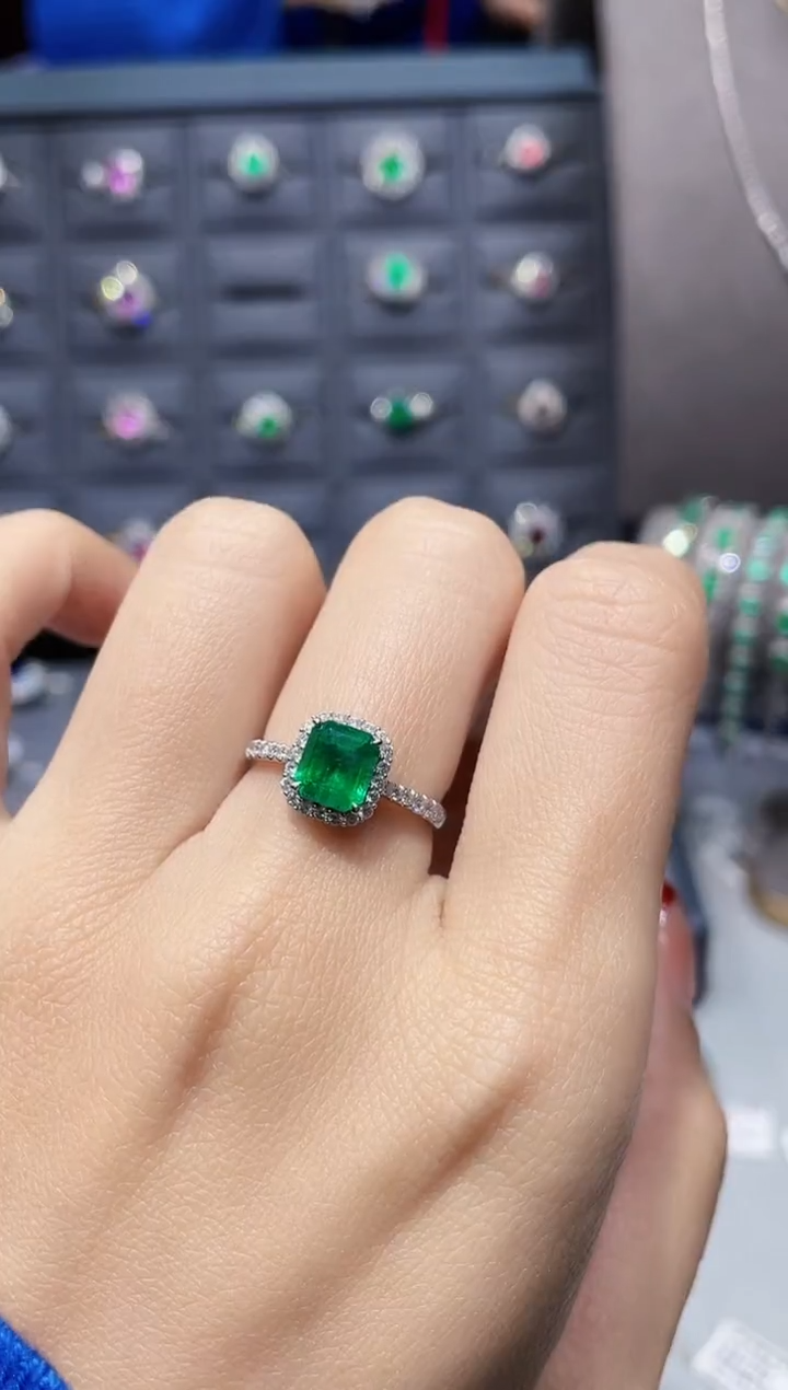 【闪购商品】祖母绿戒指18K金镶嵌1.38克拉