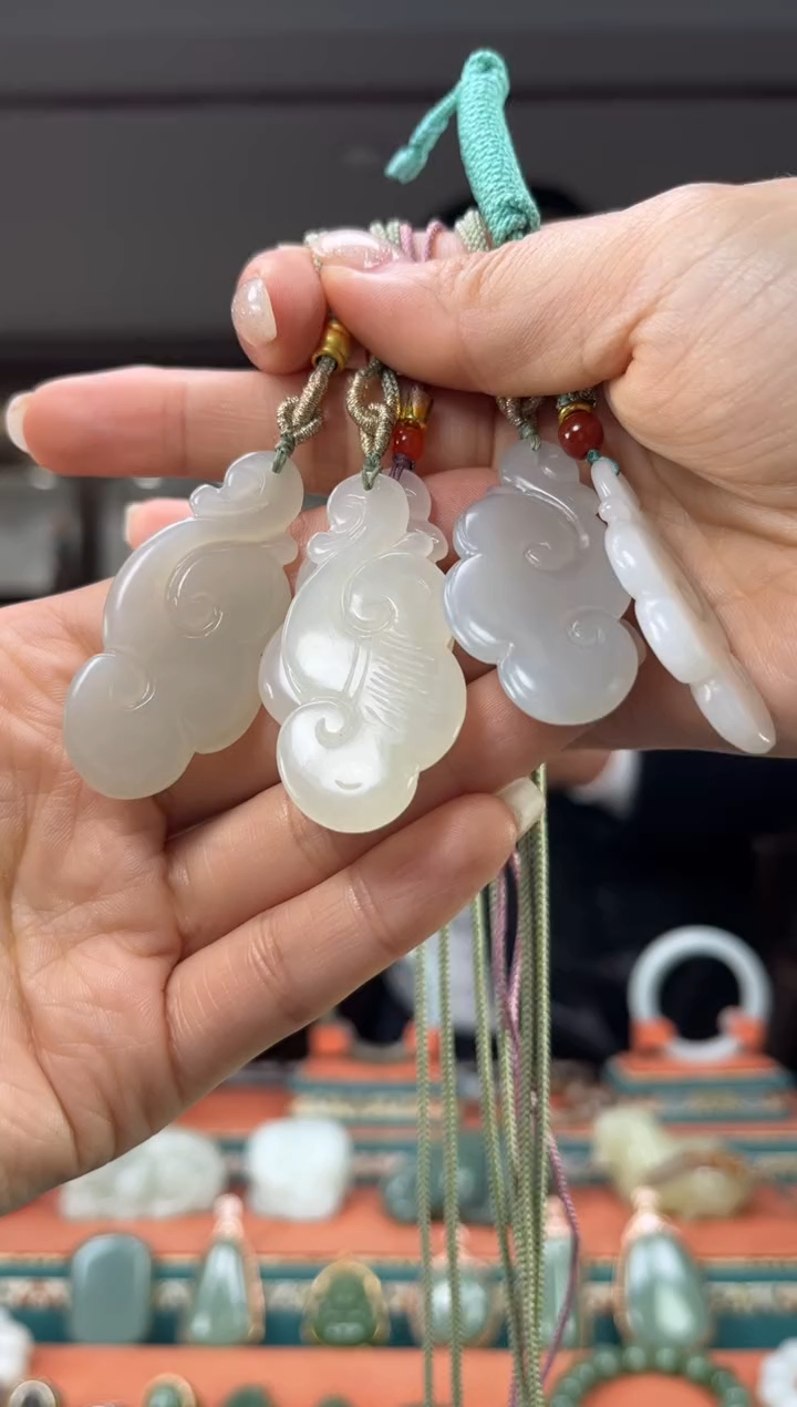 颈饰未镶嵌和田玉1颜色多样性发，拍一发一件