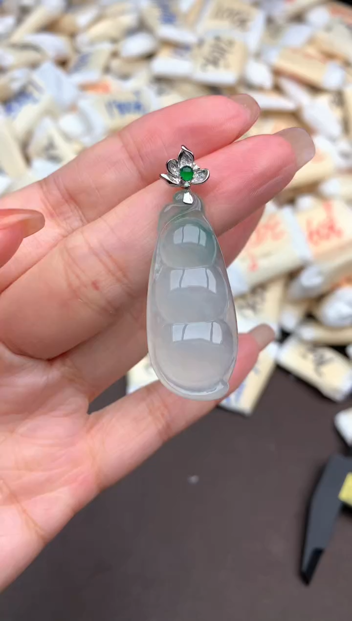 18K金镶嵌挂件翡翠一