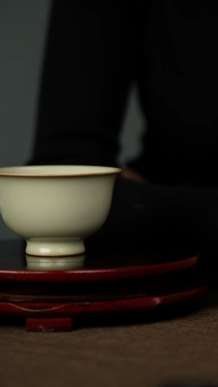 全品 粉青 压手杯 带底款