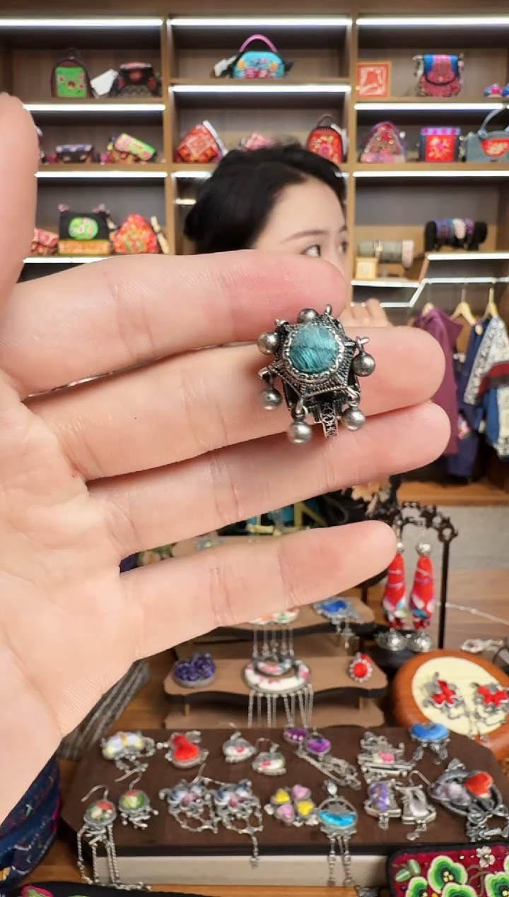 【闪购商品】织绣180蒙阿苏苗绣传承