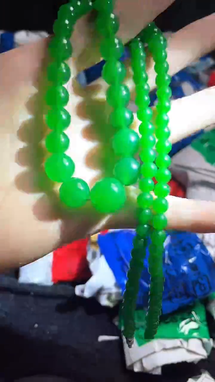 猛子收货满绿珠串