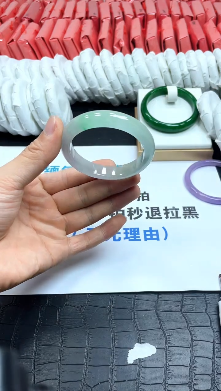 翡翠手镯未镶嵌所见所得，高冰美人镯！
