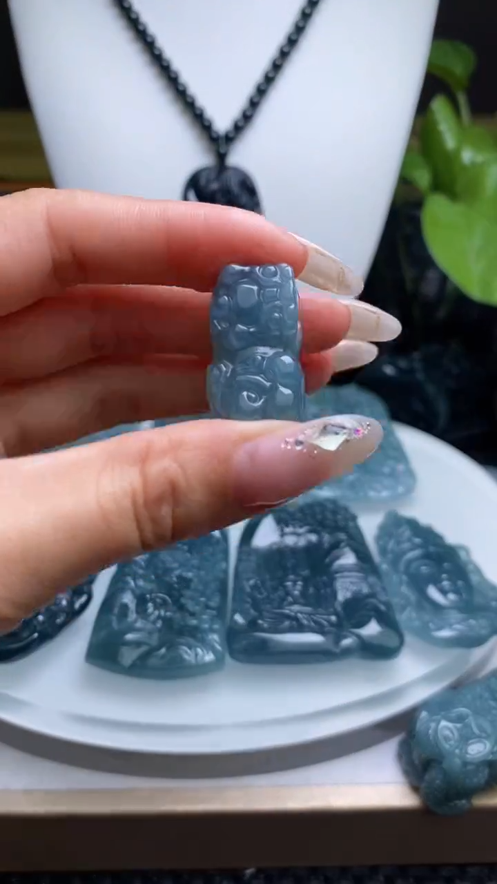 翡翠未镶嵌颈饰        