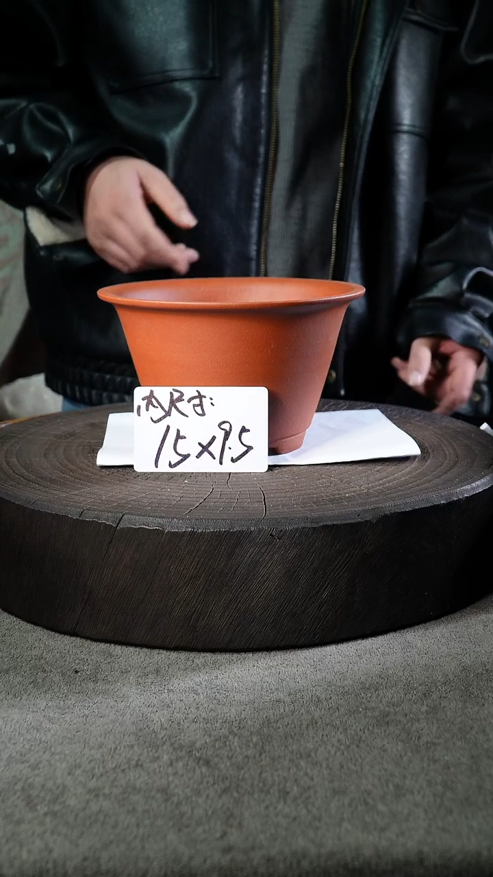 A宜兴紫砂小花盆