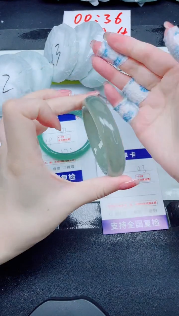 未镶嵌手镯石英质玉43-52.4