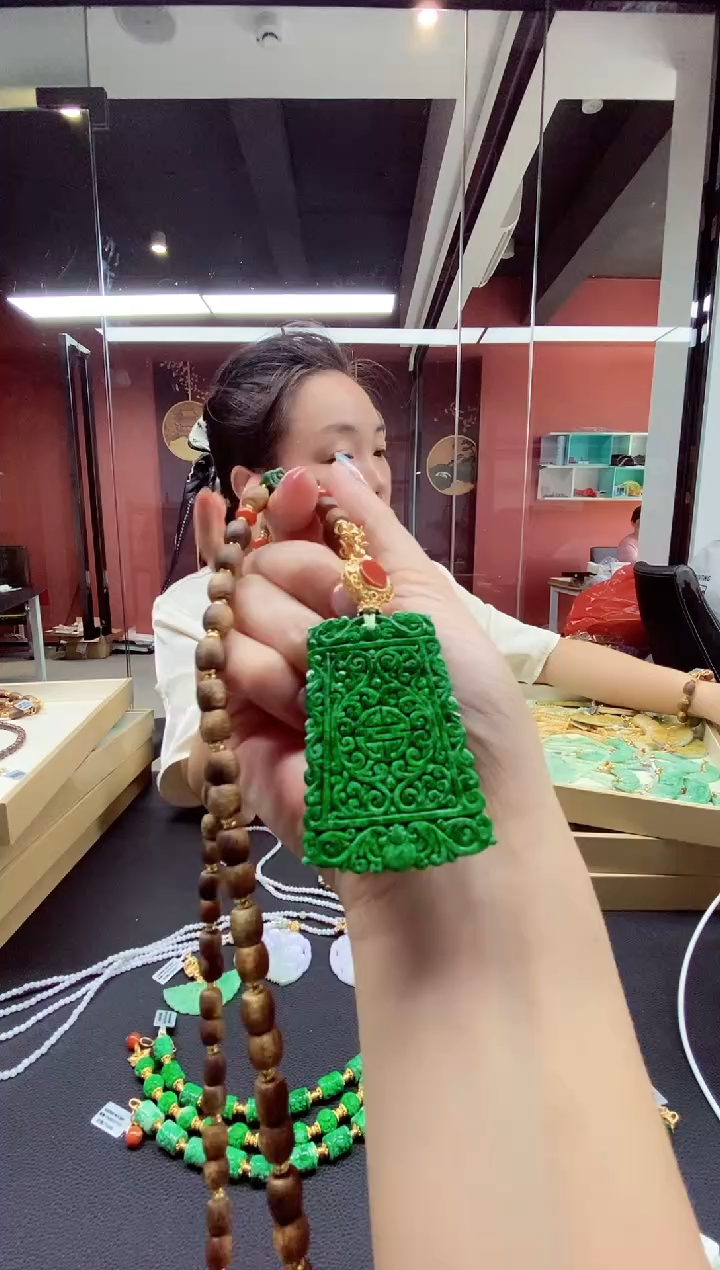 颈饰未镶嵌翡翠周****）翡翠吊坠