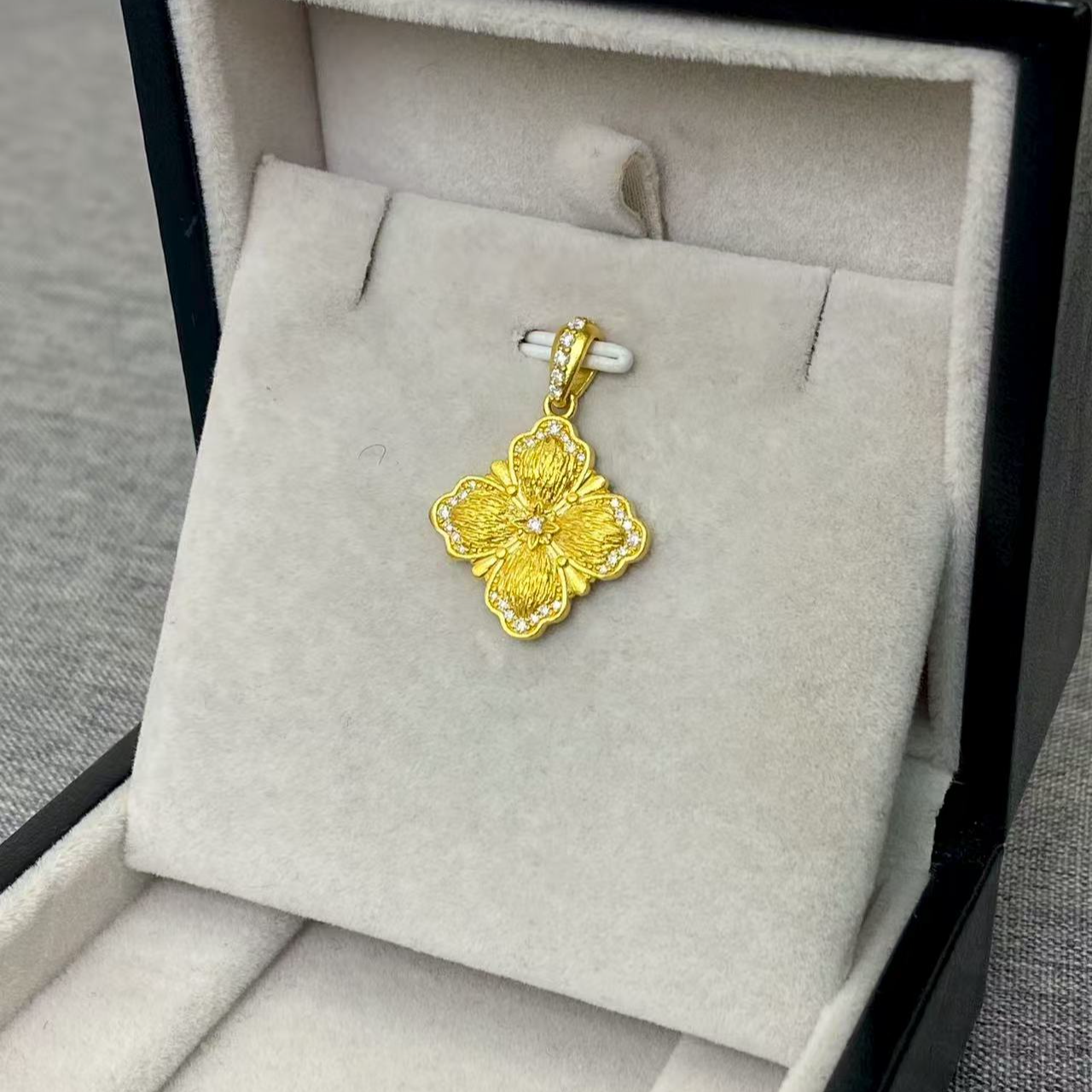 【东豪奢选】足金古法精致镶嵌四叶花吊坠布家吊坠百搭时尚