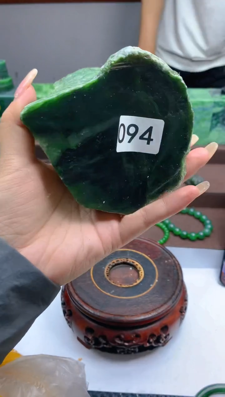 和田玉（碧玉）未镶嵌珠宝半成品1