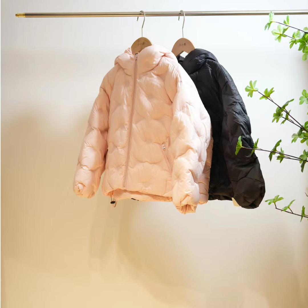 3-607-一款两色女童秋冬圆形压印连帽羽绒服J