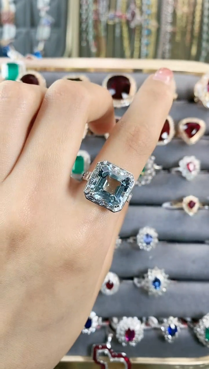 海蓝宝石戒指18K金镶嵌一个