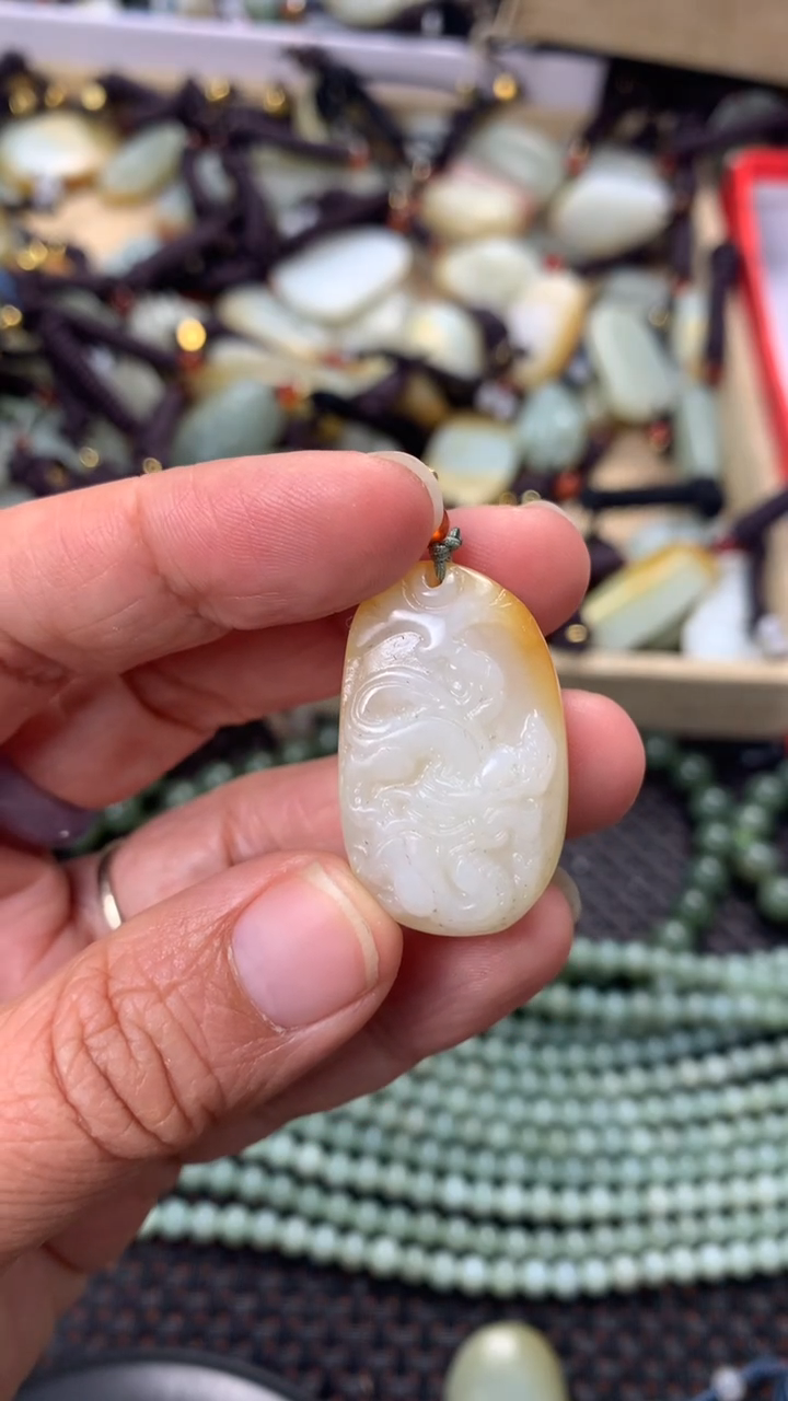 【闪购商品】和田玉颈饰未镶嵌多样性发货没有证书拍一发一有瑕
