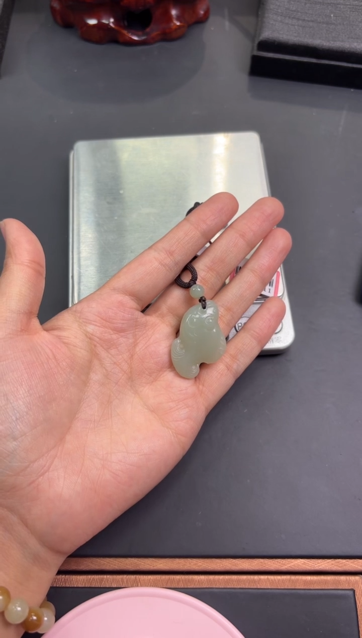 【闪购商品】和田玉吊坠(赠链)未镶嵌且末微色差近矿吊坠